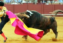 Instante en el que Esaú Fernández es cogido por la pierna izquierda. (FOTO: Javier Martínez)