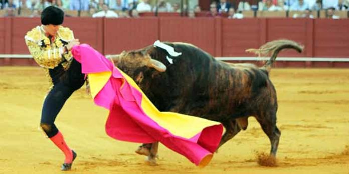 Instante en el que Esaú Fernández es cogido por la pierna izquierda. (FOTO: Javier Martínez)