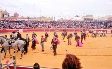 El paseíllo del festival de La Puebla del Río el pasado sábado.