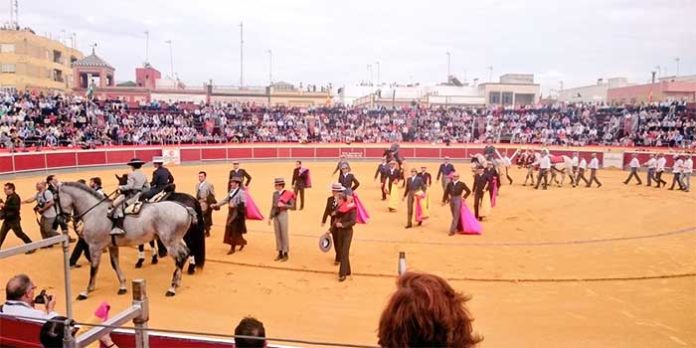 El paseíllo del festival de La Puebla del Río el pasado sábado.