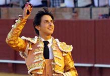 El ahora ya torero peruano Roca Rey, con una de las dos orejas cortadas en Sevilla en la novillada del Corpus de este año. (FOTO: Javier Martínez)