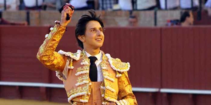 El ahora ya torero peruano Roca Rey, con una de las dos orejas cortadas en Sevilla en la novillada del Corpus de este año. (FOTO: Javier Martínez)