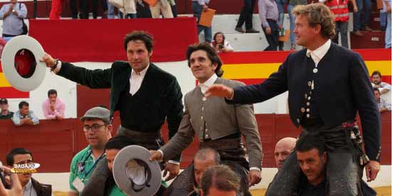 Diego Ventura, flanqueado por Andrés Romero y Fermín Bohórquez, a hombros hoy en Zafra. (FOTO: Gallardo / Badajoz Taurina)