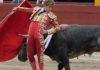 Pase cambiado por la espalda de Escribano hoy en Lima (Perú) a un toro de Miura. (FOTO: paseillo.pe)