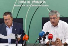 A la izquierda, el delegado de Educación de la Junta en Sevilla, Francisco Díaz Morillo, actual delegado de la Junta en Sevilla en funciones. A la derecha, Juan Carlos Raffo, que acaba de cesar como delegado tras poco más de medio año para optar al Senado el próximo domingo.