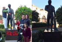 Un grupo de aficionados limpian la estatua de Curro Romero, objeto de un ataque antitaurino. (FOTOS: @j_moeckel)