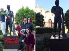 Un grupo de aficionados limpian la estatua de Curro Romero, objeto de un ataque antitaurino. (FOTOS: @j_moeckel)