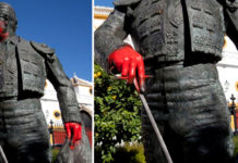 Estado en el que quedó la estatua de Curro, sin que la limpiara de inmediato el Ayuntamiento.