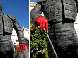 Estado en el que quedó la estatua de Curro, sin que la limpiara de inmediato el Ayuntamiento.