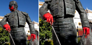 Estado en el que quedó la estatua de Curro, sin que la limpiara de inmediato el Ayuntamiento.