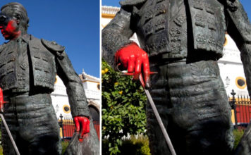 Estado en el que quedó la estatua de Curro, sin que la limpiara de inmediato el Ayuntamiento.