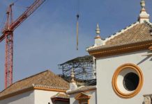 Actuales obras en los tejadillos de los palcos maestrantes, pero sin acometerse las obras de obligada adecuación de seguridad en los tendidos de sol. (FOTO: Javier Martínez)