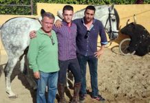 El joven rejoneador sevillano José Manuel Fernández, con sus nuevos apoderados.