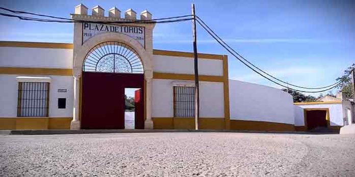 Fachada de la plaza sevillana de Alcalá del Río.