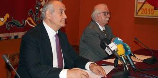 Ramón Valencia, presentando hoy lunes los carteles. (FOTO: Pagés)