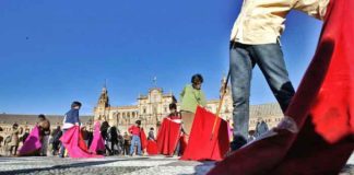 Taller de toreo de salón en la Plaza de España.