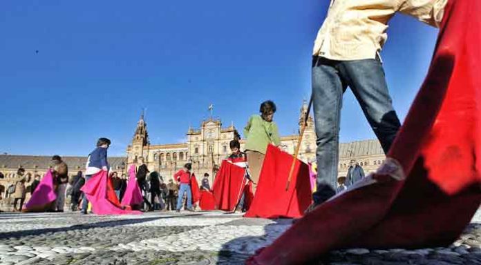 Taller de toreo de salón en la Plaza de España.