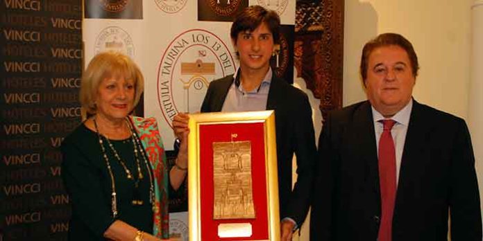 El torero Roca Rey recibe el premio de la sevillana Tertulia Taurina 'Los 13'.