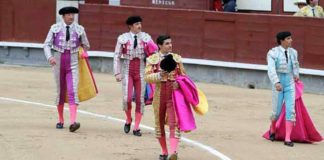 Pablo Aguado y su cuadrilla en la vuelta al ruedo hoy en Las Ventas. (FOTO: Jöel Buravand)