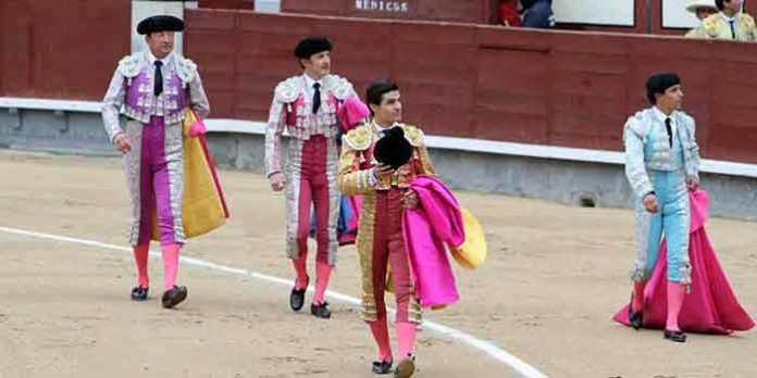 Pablo Aguado y su cuadrilla en la vuelta al ruedo hoy en Las Ventas. (FOTO: Jöel Buravand)