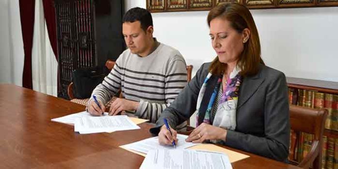 El nuevo empresario Alberto García y la alcaldesa de Osuna, Rosario Andújar, firman el contrato de explotación de la plaza.