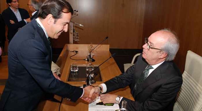 José Luis Benlloch dedica su libro al taurino sevillano Manuel Vázquez. (FOTO: Andrés Alfonso Quiles)