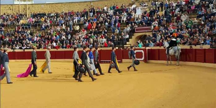 El paseíllo de la becerrada que ha abierto hoy viernes la Feria de Osuna.