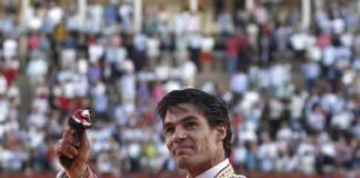 Pablo Aguado, con la oreja del cuarto. (FOTO: Arjona)