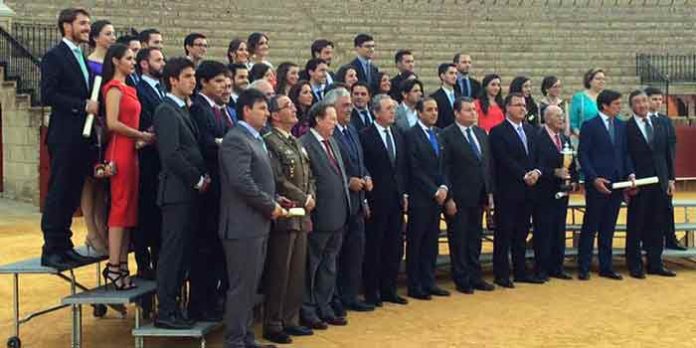 Foto de los toreros y unversitarios premiados. (FOTO: Arizmendi)