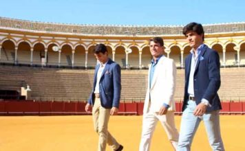 Rafa Serna, Alfonso Cadaval y Pablo Aguado, paseíllo de calle en la Maestranza previo al de luces de esta tarde de Corpus. (FOTO: Pagés)