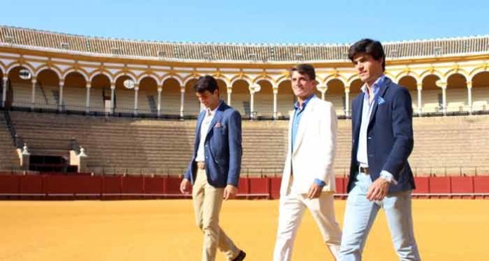 Rafa Serna, Alfonso Cadaval y Pablo Aguado, paseíllo de calle en la Maestranza previo al de luces de esta tarde de Corpus. (FOTO: Pagés)