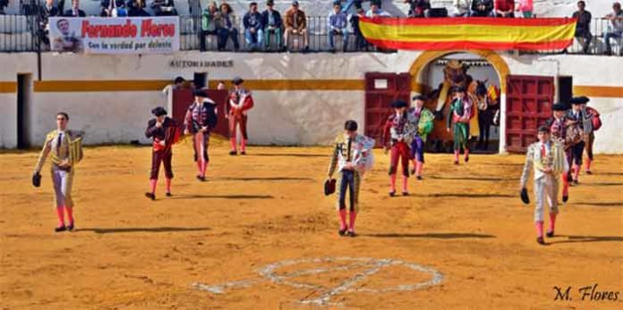El novillero sevillano Rafa Serna, en el centro, en su debut esta tarde de sábado en Fuente de León. (FOTO: M. Flores/Badajoz Taurina)