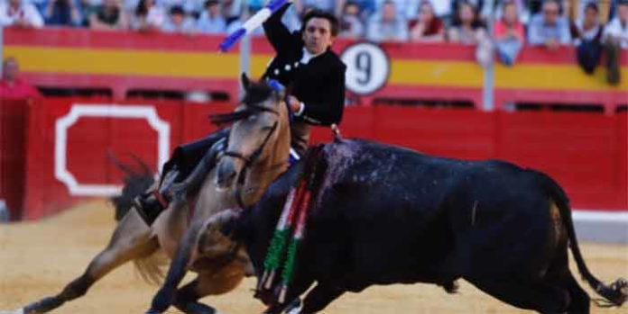 Espectacular quiebro de Ventura esta tarde de domingo en Granada.