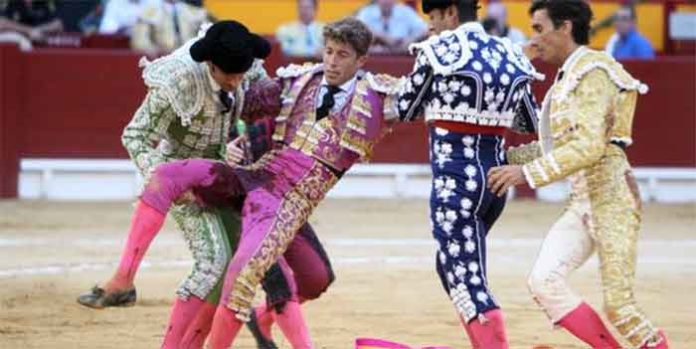 Gran hemorragia del paquete femoral de Escribano nada más porducirse la cornada. (FOTO: abc.es)