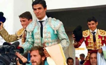 Alfonso Cadaval y Pablo Aguado, saliendo a hombros hoy en Malpartida de Cáceres.