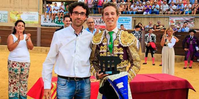 Calerito recibe el trofeo como 'Triunfador'.
