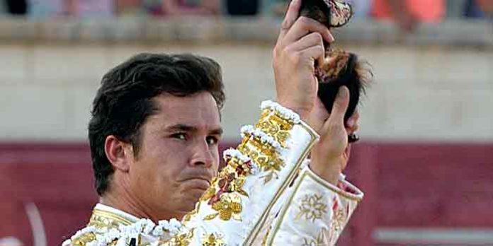 Daniel Luque, con las dos orejas de tercer toro hoy en Cantalejo (Segovia).