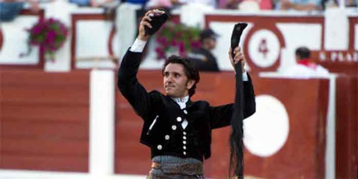 Diego Ventura, con las dos orejas y el rabo del segundo toro de su lote esta tarde en la Feria de Gijón.