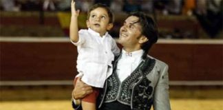 Diego Ventura pasea con su hijo su triunfo hoy domingo en Huelva.