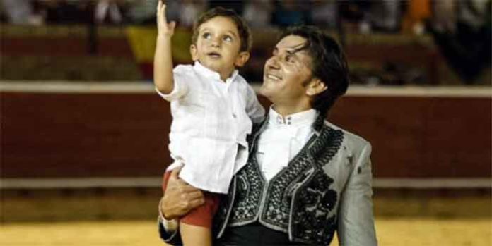 Diego Ventura pasea con su hijo su triunfo hoy domingo en Huelva.