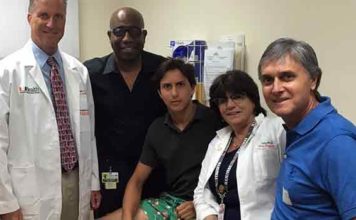 Roca Rey, junto al equipo médico que le ha tratado en Miami.