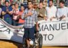 José Manuel Soto, rodeado de compañeros banderilleros en la reciente Feria de La Algaba, su pueblo. (FOTO: Telera)