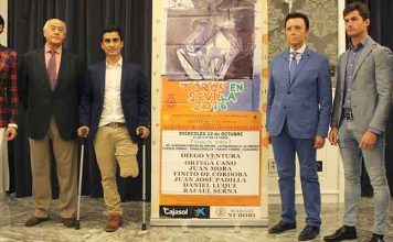 Algunos componentes del fallido festival del 12 de octubre junto a José Manuel Soto y el empresario Ramón Valencia.