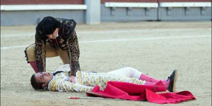 El novillero sevillano David Marín, tras caer desplomado hoy en Madrid en plena lidia. (FOTO: las-ventas.com)