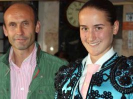 El sevillano Ecijano II y la novillera cordobesa Rocío Romero.