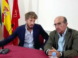Escribano: «Aún queda mucho para recuperar la pierna» El diestro sevillano Manuel Escribano y el ganadero Adolfo Martín, durante el coloquio en Miajadas (Cáceres).