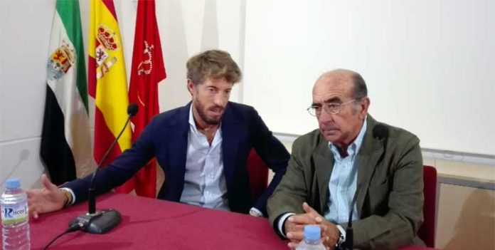 El diestro sevillano Manuel Escribano y el ganadero Adolfo Martín, durante el coloquio en Miajadas (Cáceres).