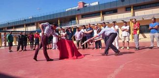 Pepe Moral, toreando de salón para los presos en el patio de la prisión de Sevilla.