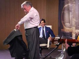 El cantaor Nano de Jerez, en presencia de Curro Díaz, torea de salón con su chaqueta al aire sevillano.