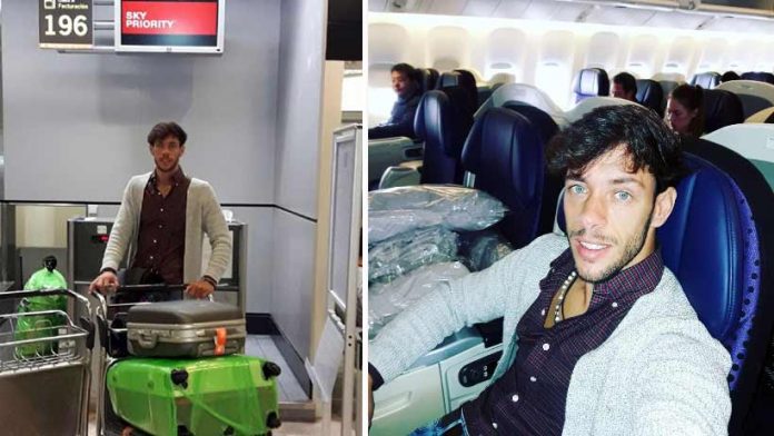 El diestro Antonio Nazaré, en el momento de subir en el avión en Sevilla rumbo a México.